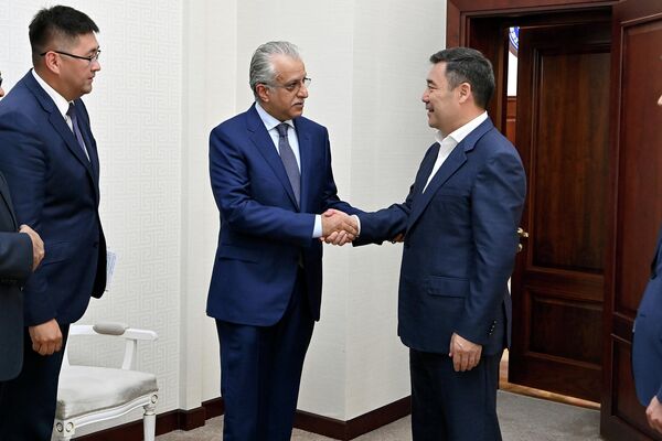 Как рассказала пресс-служба главы государства, он встретился с прибывшим в Кыргызстан президентом Азиатской футбольной конфедерации (AFC) Салманом бин Ибрагимом Аль-Халифой - Sputnik Кыргызстан