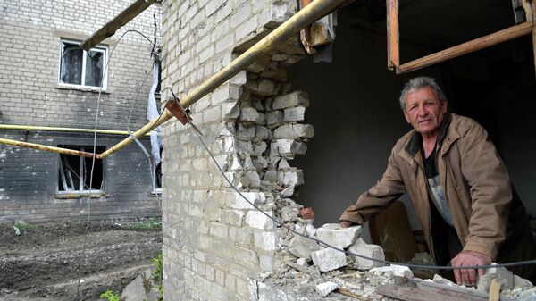 Мужчина в своем разрушенном доме в городе Попасная. Архивное фото
 - Sputnik Кыргызстан