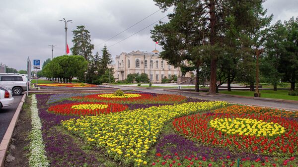Цветочные клумбы на площади Ала-Тоо в Бишкеке - Sputnik Кыргызстан