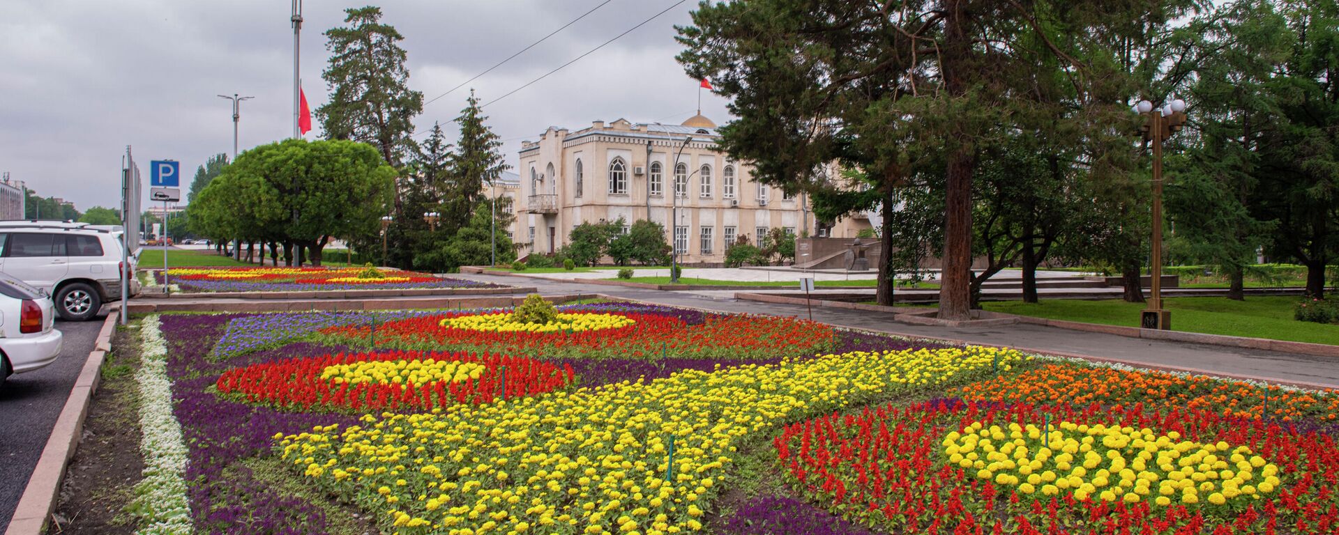 Цветочные клумбы на площади Ала-Тоо в Бишкеке - Sputnik Кыргызстан, 1920, 30.04.2026