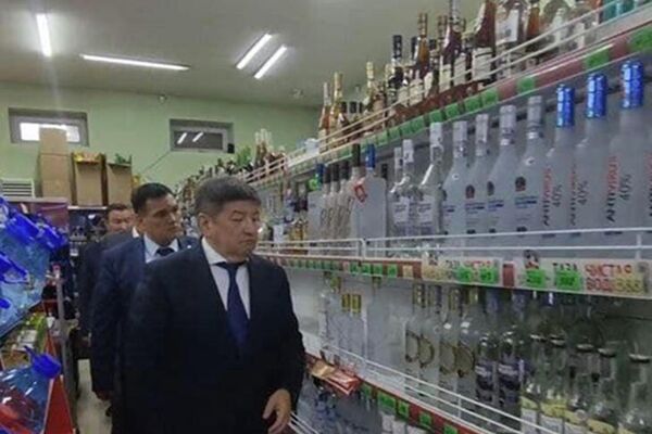 Глава кабмина Акылбек Жапаров выявил контрафактный алкоголь - Sputnik Кыргызстан