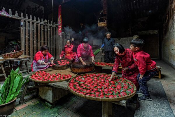 Фото &quot;Традиционное умение&quot; китайского фотографа Chen Ying, победившее в категории &quot;Еда для праздников&quot; - Sputnik Кыргызстан