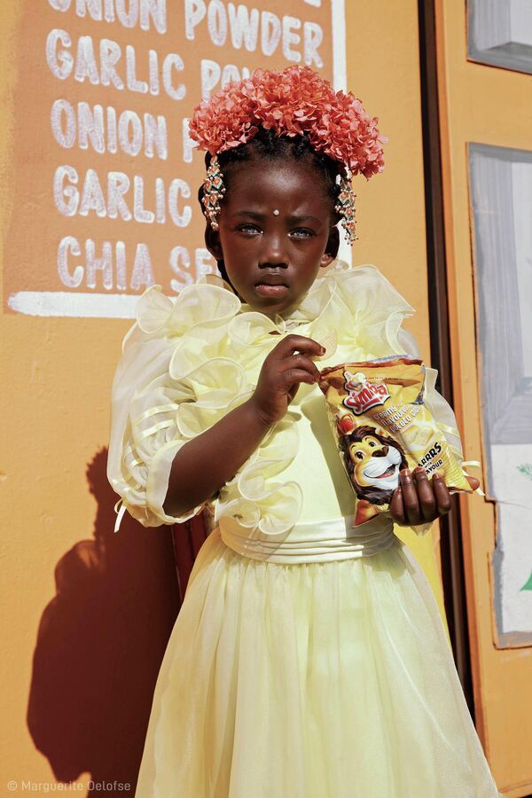 Снимок &quot;Девочка с пакетом чипсов&quot; южноафриканского фотографа Маргерит Оэлофсе - Sputnik Кыргызстан