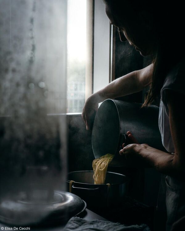 Снимок &quot;Откидывание макарон у окна&quot; итальянского фотографа Элизы Де Кеччи, победивший в категории &quot;Влияние на питание&quot; - Sputnik Кыргызстан