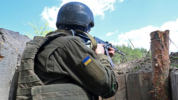 Украинский военнослужащий недалеко от города Харькова - Sputnik Кыргызстан