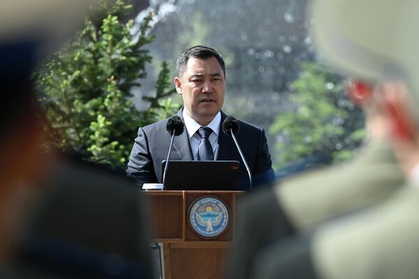 Выступая перед собравшимися, президент подчеркнул, что улучшаются и создаются необходимые условия для выполнения служебных обязанностей сотрудниками органов нацбезопасности - Sputnik Кыргызстан