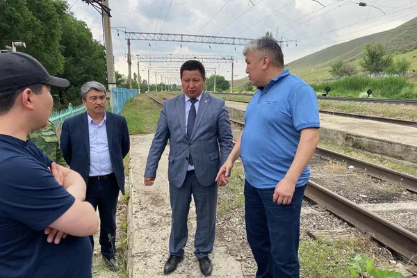 Кожошев проинспектировал реализацию механизма контроля наличия электронных счет-фактур при вывозе товаров с территории Кыргызстана на контрольно-пропускных пунктах "Чалдовар" и "Чон Капка" и ознакомился с состоянием станции "Маймак" - Sputnik Кыргызстан
