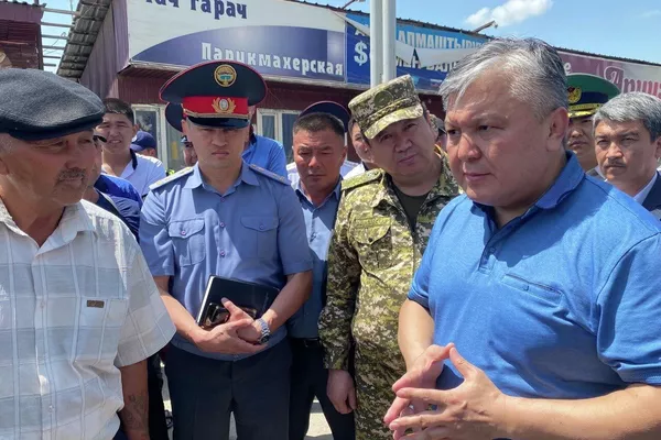 Кроме этого Государственной налоговой службе, Министерству внутренних дел, мобильным группам поручено усилить контроль наличия электронных счет-фактур на экспортируемые товары через пункты пропуска, а также усилить разъяснительную работу среди грузоперевозчиков о необходимости их получения. - Sputnik Кыргызстан