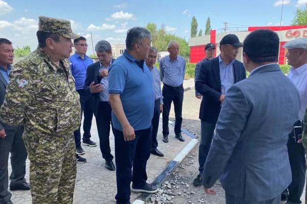 Первый заместитель председателя кабинета министров Арзыбек Кожошев поручил проработать вопрос возобновления работы контрольно-пропускного пункта "Кичи Капка" - Sputnik Кыргызстан