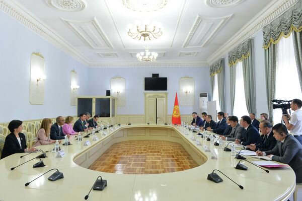 Жапаров провел встречу с директором Группы Всемирного банка по вопросам человеческого развития Фадией Саада - Sputnik Кыргызстан