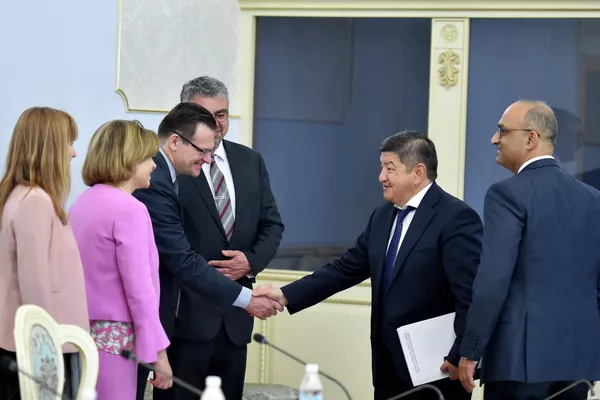 Председатель кабинета министров Акылбек Жапаров заявил, что в 20 городах Кыргызстана планируется построить больницы, отвечающие самым высоким требованиям - Sputnik Кыргызстан