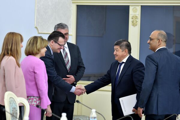 Министрлер кабинетинин төрагасы Акылбек Жапаров 20 шаарга эң жогорку талаптарга жооп берген оорукана куруу пландалып жатканын айтты - Sputnik Кыргызстан