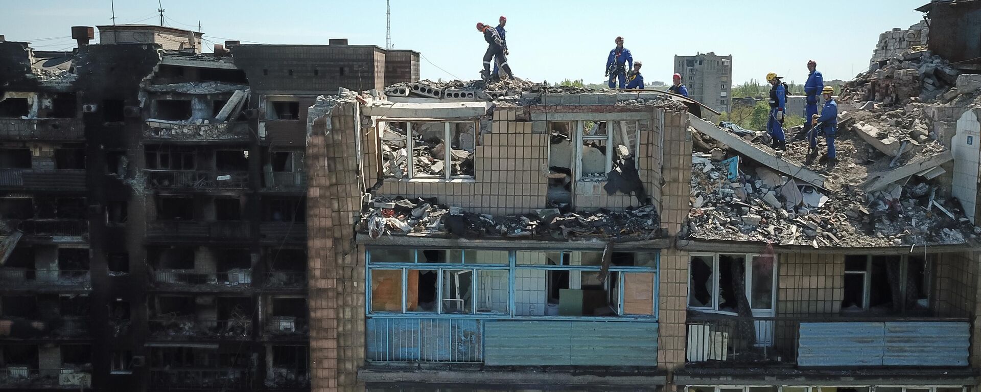 Сотрудники МЧС РФ разбирают завалы разрушенного дома на проспекте Мира в Мариуполе - Sputnik Кыргызстан, 1920, 13.05.2022