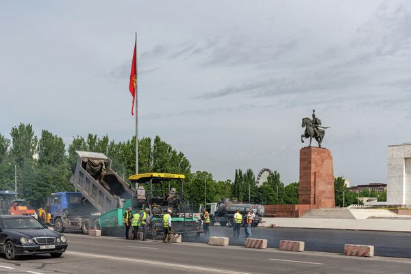 В Бишкеке на центральной площади Ала-Тоо продолжается укладка нового асфальта - Sputnik Кыргызстан