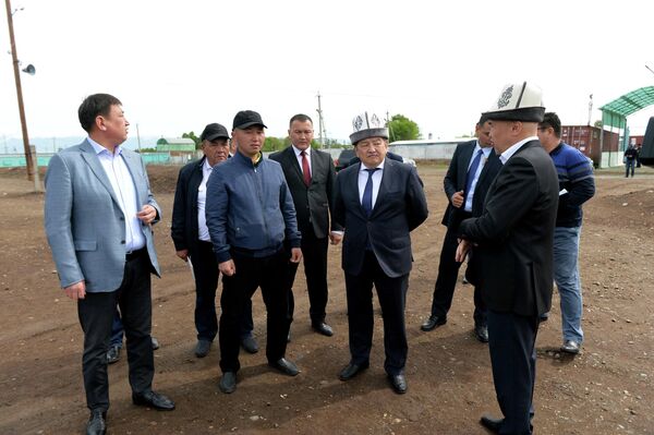 Министрлер кабинетинин төрагасы Акылбек Жапаров Каракол шаарындагы мал базарга барып күтүүсүз текшерди - Sputnik Кыргызстан