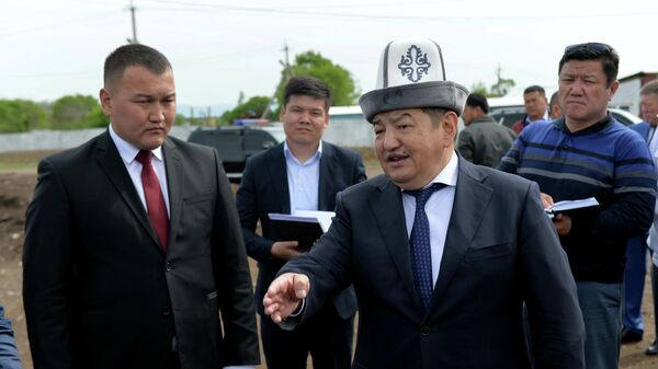 Министрлер кабинетинин төрагасы Акылбек Жапаров Каракол шаарындагы мал базарга барып күтүүсүз текшерди - Sputnik Кыргызстан