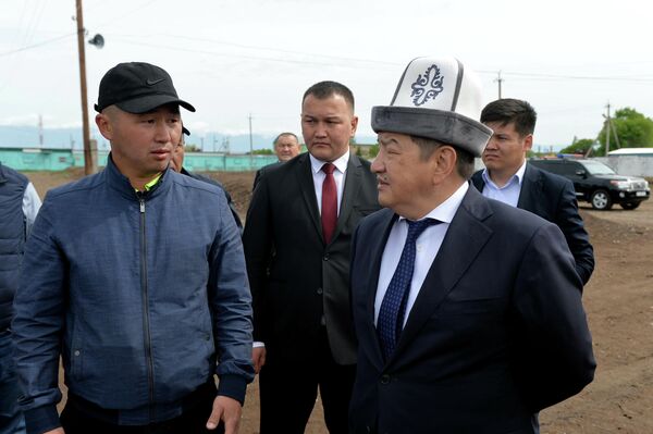 Жапаров ири базардын шарты жакшырып, бирок оңдоо иштери толук соңуна чыга электигине күбө болгон - Sputnik Кыргызстан