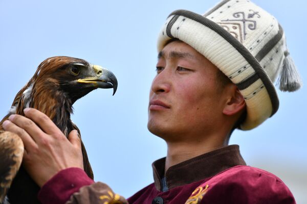 Юный беркутчи со своей птицей - Sputnik Кыргызстан