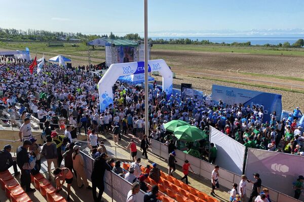 В Чолпон-Ате стартовал международный марафон Шанхайской организации сотрудничества Run The Silk Road. - Sputnik Кыргызстан