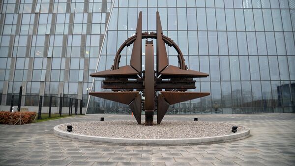 Логотип НАТО перед штаб-квартирой в Брюсселе. Архивное фото - Sputnik Кыргызстан