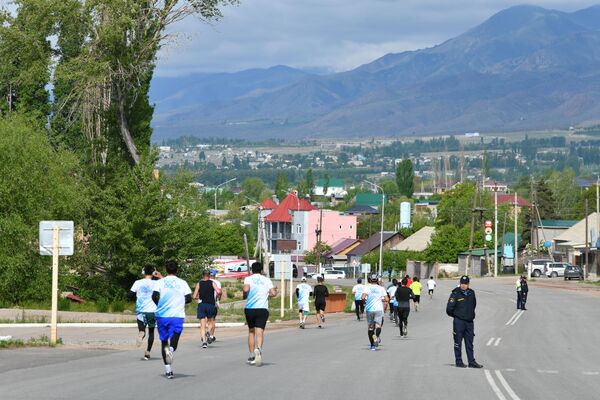 Участники бежали по отрезку дороги Балыкчи — Корумду, на время забега трасса была перекрыта - Sputnik Кыргызстан