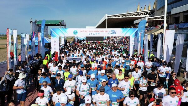 Тысячи спортсменов на марафоне ШОС на Иссык-Куле — масштабное видео - Sputnik Кыргызстан