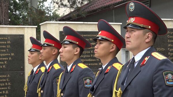 ИИМ кызмат учурунда курман болгон милиция кызматкерлерин эскерди. Видео - Sputnik Кыргызстан
