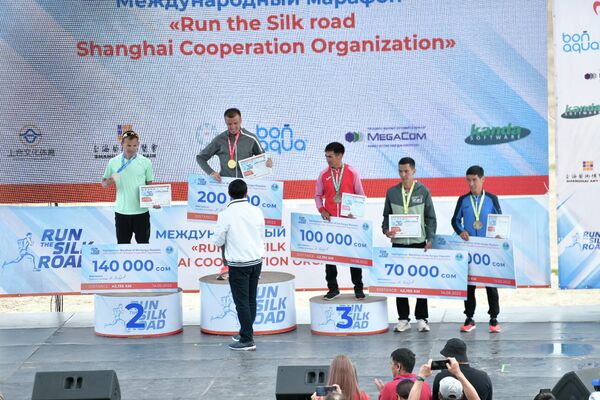 Ысык-Көлдө өткөн Шанхай кызматташтык уюмунун эл аралык Run the Silk road марафонунун жеңүүчүлөрү аныкталды - Sputnik Кыргызстан