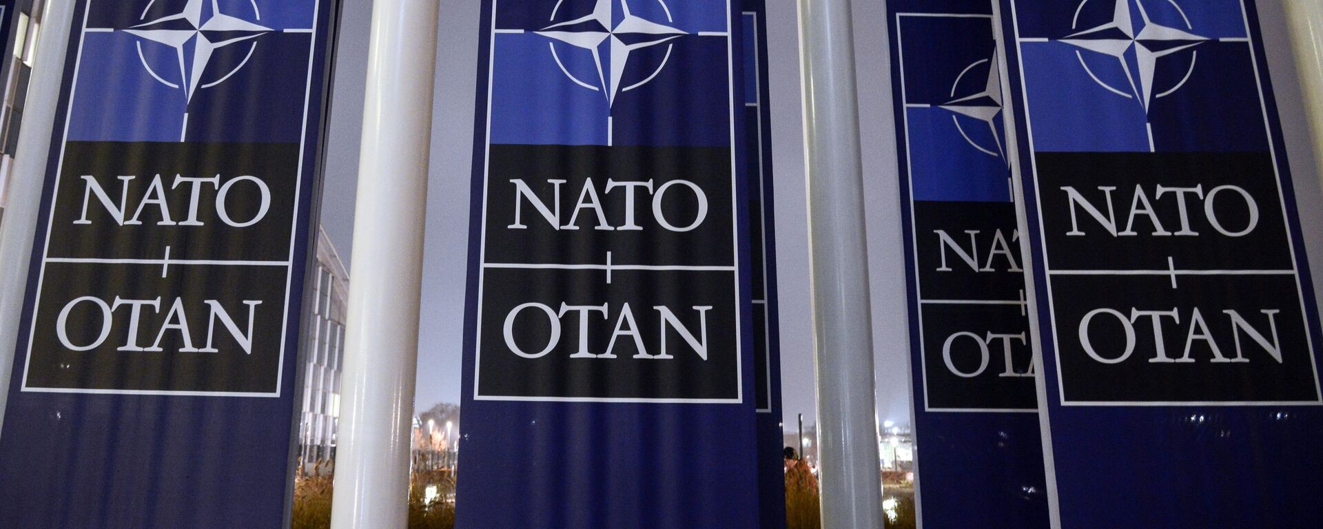 Баннеры с логотипом НАТО перед штаб-квартирой Организации Североатлантического договора (НАТО) в Брюсселе. Архивное фото  - Sputnik Кыргызстан, 1920, 09.04.2024