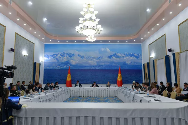 В Чолпон-Ате прошло первое заседание Национального совета по развитию туризма под председательством главы кабинета министров Акылбека Жапарова - Sputnik Кыргызстан