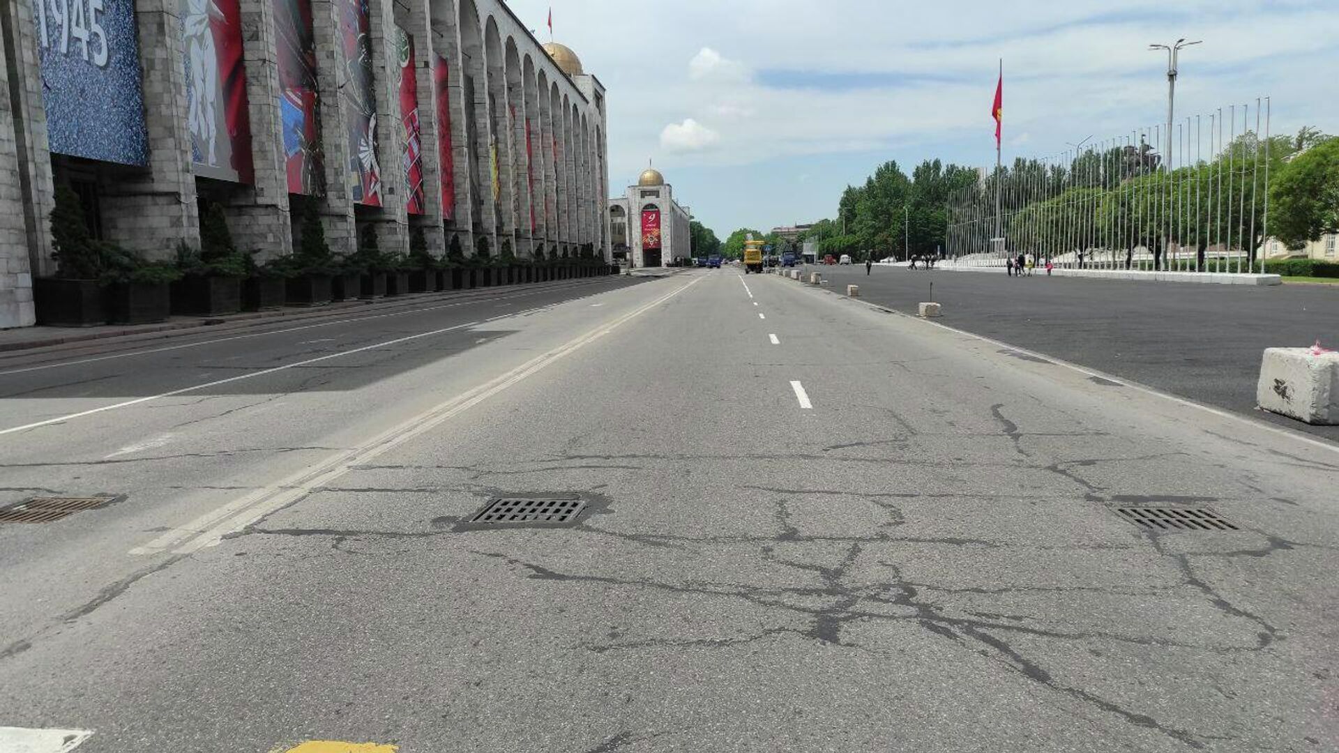 Ремонт дороги на площади Ала-Тоо в Бишкеке - Sputnik Кыргызстан, 1920, 15.05.2022