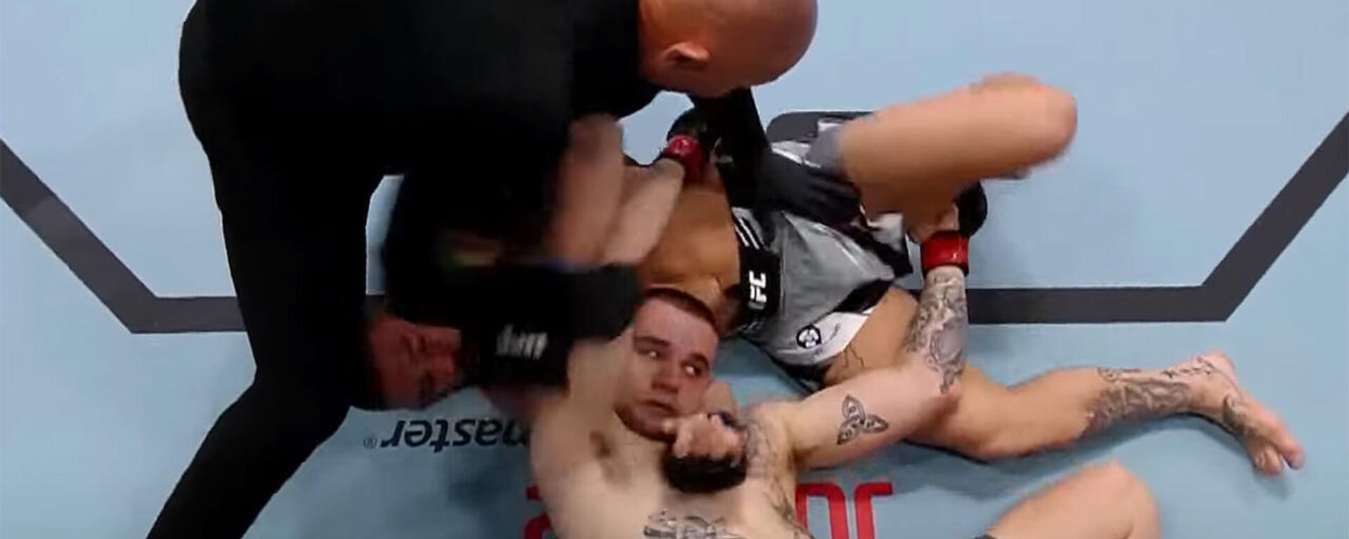 Удушение до потери сознания — видео лучших моментов турнира UFC Vegas 54 - Sputnik Кыргызстан, 1920, 15.05.2022
