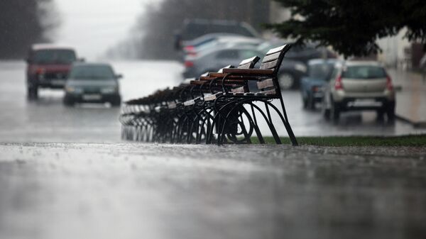 Скамейки в сквере под дождем. Архивное фото - Sputnik Кыргызстан