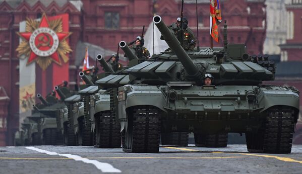 Т-72Б3М танкалары 9-майда, Улуу Жеңиштин 77 жылдыгында, Москва шаарындагы Кызыл аянттан өттү. Бул парадга 11 миң киши катышты. - Sputnik Кыргызстан