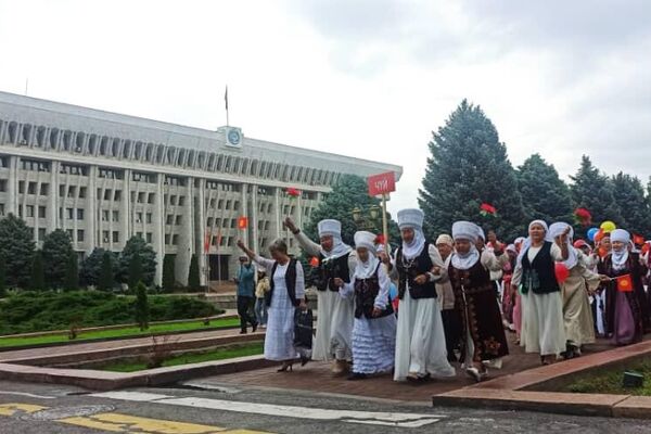 Участницы мероприятия прошли по центру города до сквера имени М. Горького - Sputnik Кыргызстан