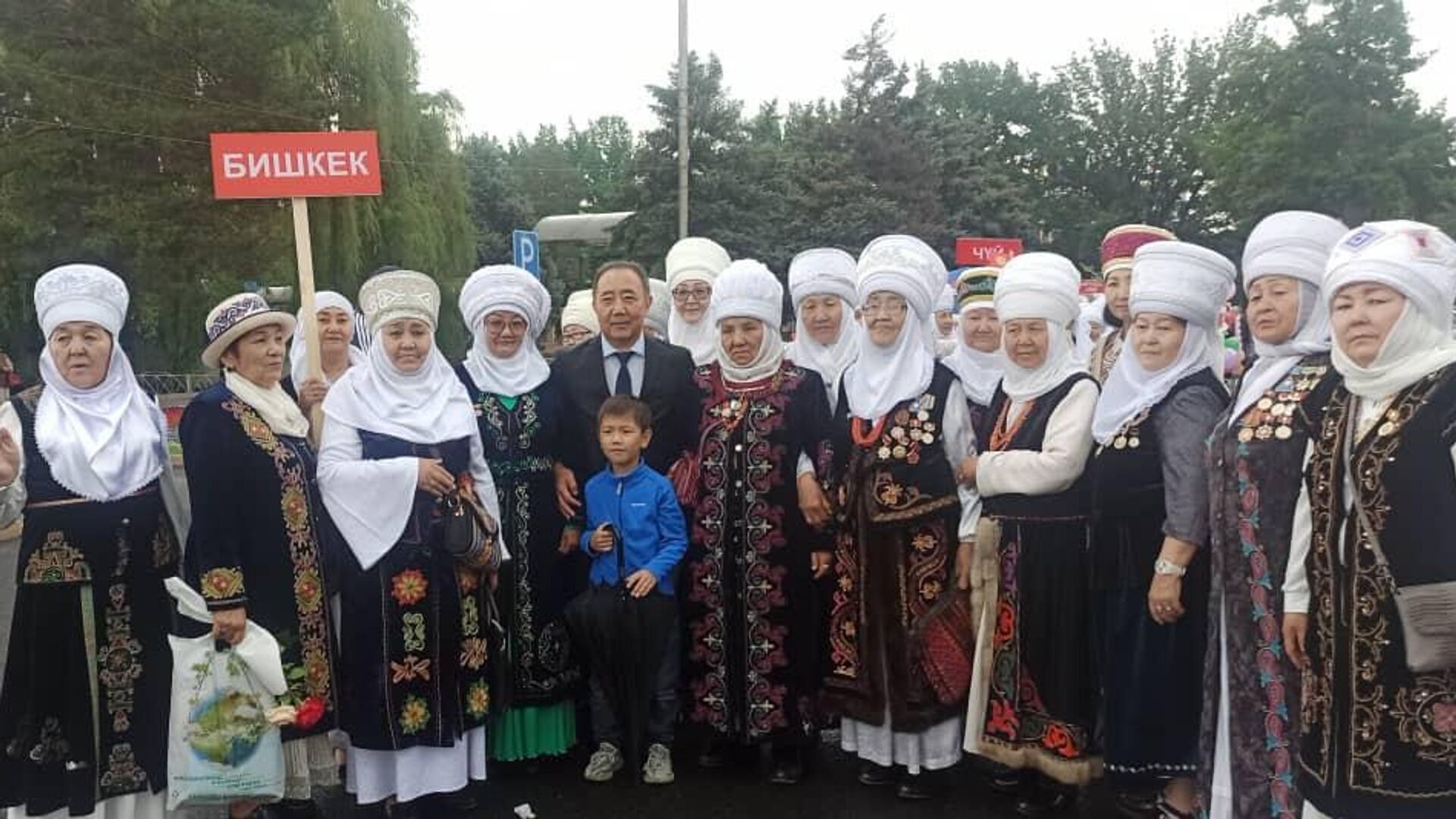 Министр труда, социального обеспечения и миграции Кудайберген Базарбаев вручил от имени президента белые платки 500 женщинам-матерям и поздравил их с Днем матери - Sputnik Кыргызстан, 1920, 15.05.2022