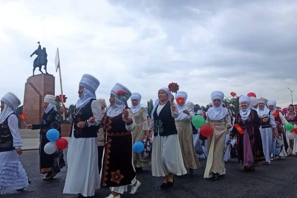 Как сообщили в пресс-службе Минтруда, сегодня в центре Бишкека прошел торжественный парад матерей, приехавших в столицу со всей страны для празднования Дня матери - Sputnik Кыргызстан