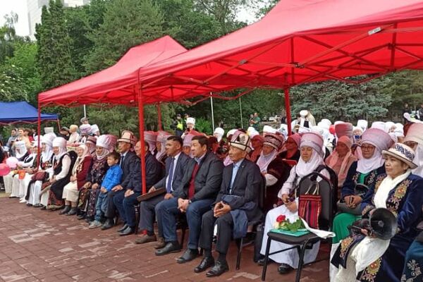 Министр труда, социального обеспечения и миграции Кудайберген Базарбаев вручил от имени президента белые платки 500 женщинам и поздравил их с Днем матери - Sputnik Кыргызстан