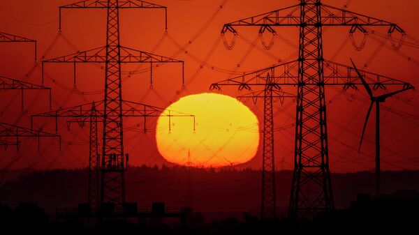 Линии электропередач на фоне заката. Архивное фото - Sputnik Кыргызстан