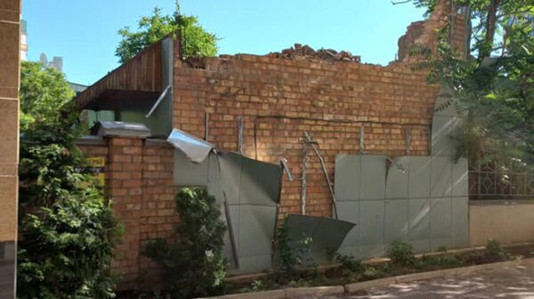 Обрушение стены здания во дворе дома в Бишкеке - Sputnik Кыргызстан