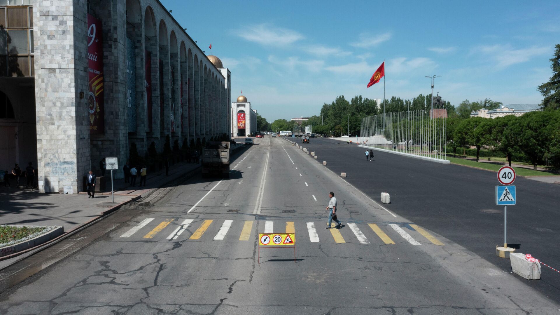 Смена асфальта на площади Ала-Тоо в Бишкеке - Sputnik Кыргызстан, 1920, 16.05.2022