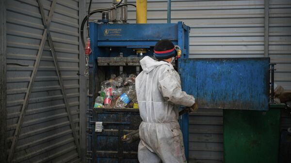 Сотрудник завода по переработки мусора. Архивное фото - Sputnik Кыргызстан