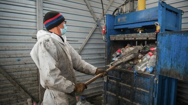 Рабочий на заводе по сортировке мусора. Архивное фото - Sputnik Кыргызстан