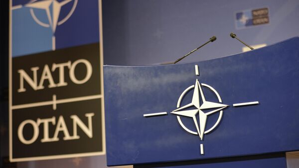 Трибуна в зале для пресс-конференций штаб-квартиры НАТО. Архивное фото - Sputnik Кыргызстан