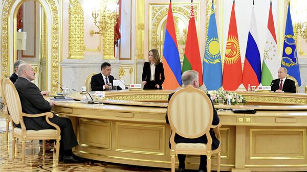 Лидеры государств-членов Организации Договора о коллективной безопасности (ОДКБ) во время подписания документов по итогам саммита в Москве - Sputnik Кыргызстан