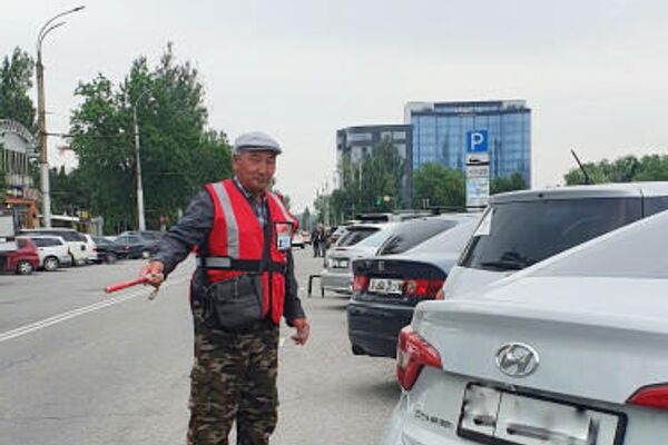 Теперь операторы муниципальных парковок Бишкека будут одеты в красные жилеты - Sputnik Кыргызстан