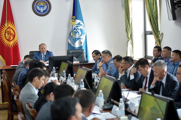 На повестке три вопроса — итоги прохождения осенне-зимнего периода 2021/2022 года и подготовка к предстоящему сезону, меры по недопущению обострения общественно-политической ситуации, обеспечению безопасности дорожного движения и предотвращению ДТП - Sputnik Кыргызстан