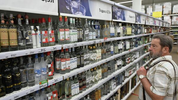 Покупатель выбирает товар в винно-водочном отделе гипермаркета. Архивное фото - Sputnik Кыргызстан