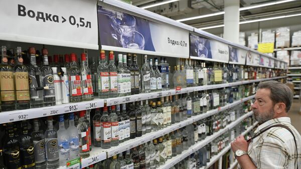 Продажа алкоголя в супермаркете. Архивное фото - Sputnik Кыргызстан