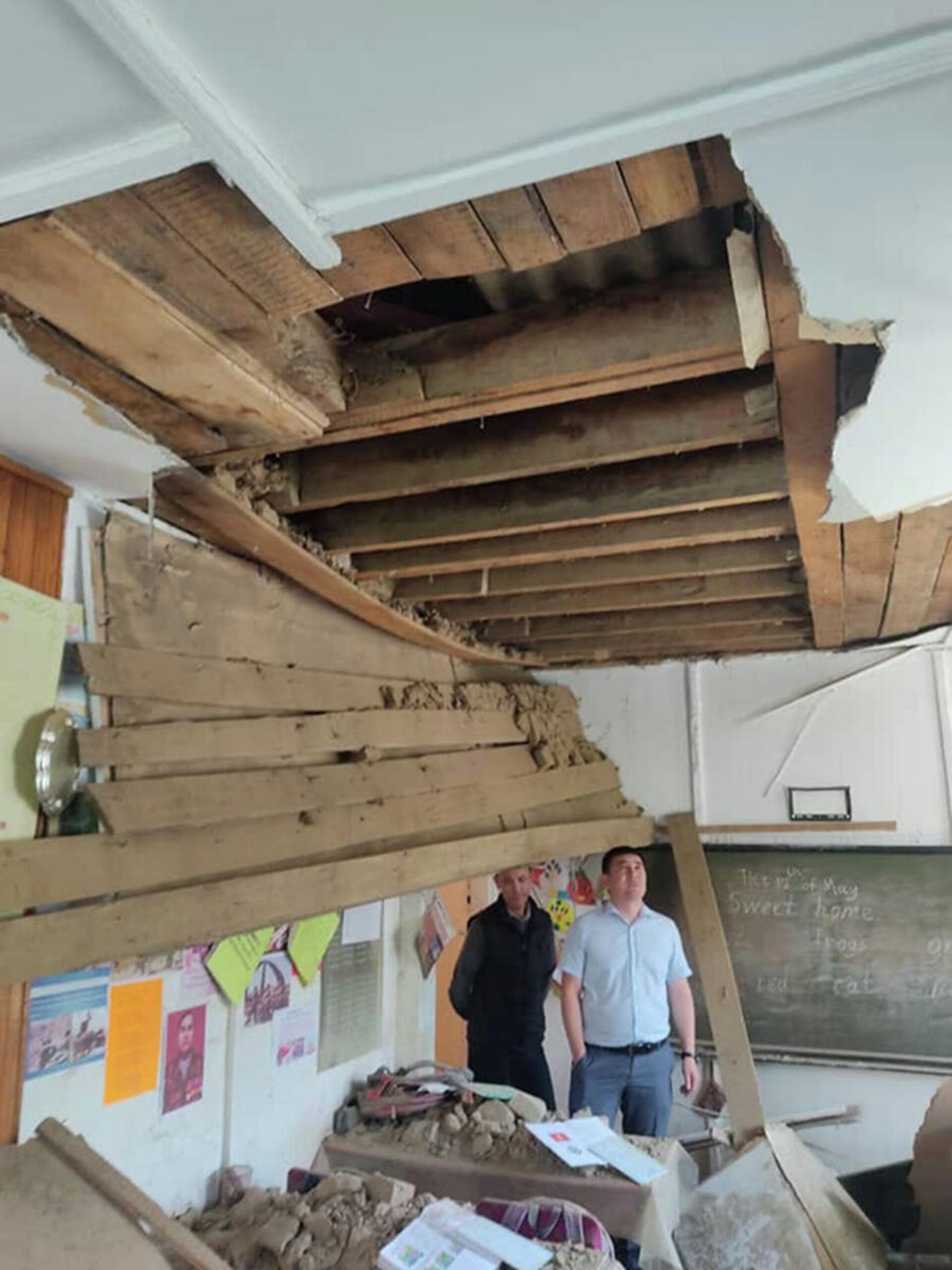 Обрушение потолка в классе школы в Чаткале - Sputnik Кыргызстан, 1920, 17.05.2022